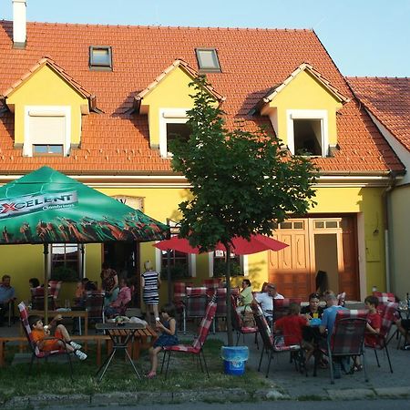 Alva Pension 2 Мікулов Екстер'єр фото